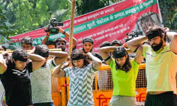 ബ്രിജ് ഭൂഷനെതിരായ സമരം: കറുത്ത ബാഡ്ജ് ധരിച്ച് ഗുസ്തി താരങ്ങള്