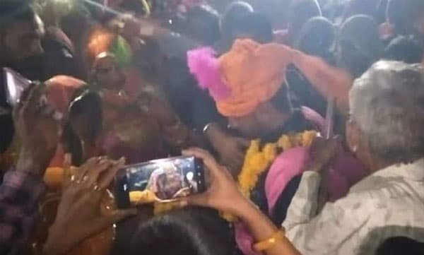 വിവാഹദിവസം കാമുകനൊപ്പം ഒളിച്ചോടിയ വധുവിന് വേണ്ടി വിവാഹവേദിയില് വിവാഹവസ്ത്രവും ധരിച്ച് വരന് കാത്തിരുന്നത് 13 ദിവസം