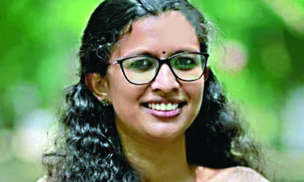 അട്ടപ്പാടി കോളേജ് അധികൃതര് ഫോണില് ബന്ധപ്പെട്ടു ; ഇത് വ്യാജരേഖ അല്ലേ എന്ന് ചോദിച്ചപ്പോള് അല്ലെന്ന് വിദ്യയുടെ ഉറച്ച മറുപടി; ആരാണ് ഇത് പറഞ്ഞതെന്ന് മറു ചോദ്യവും