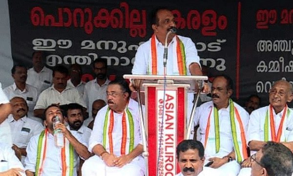 ഉമ്മന്ചാണ്ടിക്കെതിരെ സോളാര് കേസില് റിപ്പോര്ട്ട് തയാറാക്കിയ സിപിഎമ്മും മുഖ്യമന്ത്രിയും കേരള സമൂഹത്തോട് മാപ്പു പറയണം; എ ഗ്രൂപ്പ്