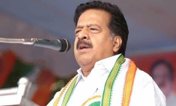‘57000 രൂപ മാർക്കറ്റ് വിലയുള്ള ലാപ്ടോപ് വാങ്ങിയത് 1,48,000 രൂപയ്ക്ക്’; എഐ ക്യാമറയിൽ വീണ്ടും ചെന്നിത്തല