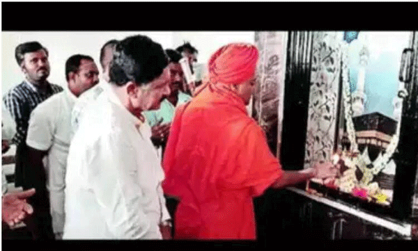 മതസൗഹാര്ദ്ദം ഊട്ടി ഉറപ്പിച്ച് ഒരു ഗ്രാമം; പുതുതായി നിര്മ്മിച്ച മുസ്ലീം പളളിയുടെ ഉദ്ഘാടനം നിര്വ്വഹിച്ചത് സ്വാമി