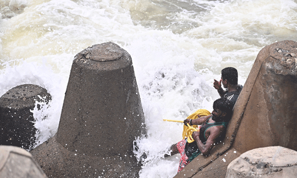 അപകടമുണ്ടാകുമ്പോള് വാഗ്ദാനപ്പെരുമഴ; തിരിഞ്ഞുനോക്കുന്നത് വേറൊന്ന് ഉണ്ടാകുമ്പോള്, നഷ്ടമായത് 30 ജീവന്: മുതലപ്പൊഴി; വാഗ്ദാന ലംഘനങ്ങളുടെ'അപകടപ്പൊഴി'