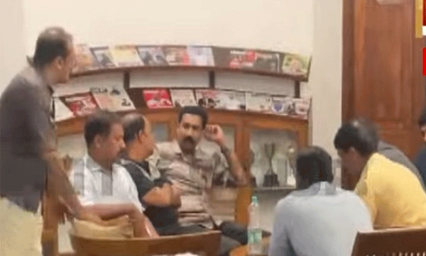 കെഎസ്ആര്ടിസി ബസുകളിലെ പരസ്യത്തിന് കമ്മീഷന് വാങ്ങിയ ഡെപ്യൂട്ടി ജനറല് മാനേജര് പിടിയില്