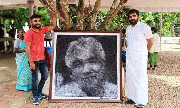 എണ്ണായിരം മീറ്റര് നൂലുപയോഗിച്ച് മുന് മുഖ്യമന്ത്രി ഉമ്മന് ചാണ്ടിയെ അവിസ്മരണീയമാക്കി ; അരയ്ക്ക് താഴോട്ട് തളര്ന്നുകിടപ്പിലായിരുന്ന ടുട്ടുമോന് പ്രിയ നേതാവിനെ സൃഷ്ടിച്ചത് രണ്ടു വര്ഷമെടുത്ത്
