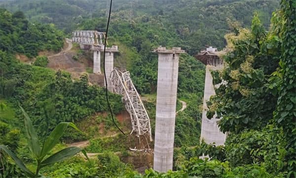 മിസോറാമില് നിര്മ്മാണത്തിലിരുന്ന റെയില്വേ പാലം തകര്ന്നുവീണ് 17 മരണം