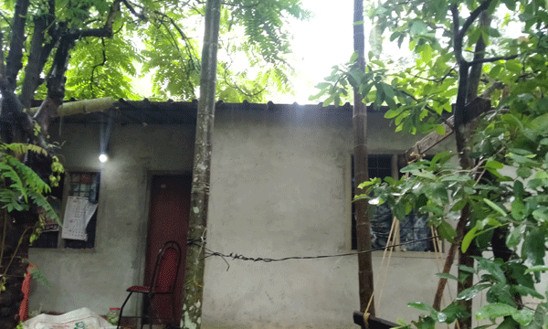 ചോരവാര്ന്ന് നില്ക്കുന്ന കൊച്ചുമക്കളെ കണ്ട മറിയം നിലവിളിച്ചു ; ഓടിയെത്തിയവര് കുട്ടികളുമായി ആശുപത്രിയിലേക്കോടി ; ആരും കാണാതെ ജോമോന് വീട്ടിലെ മുറിയില് കയറി തൂങ്ങി
