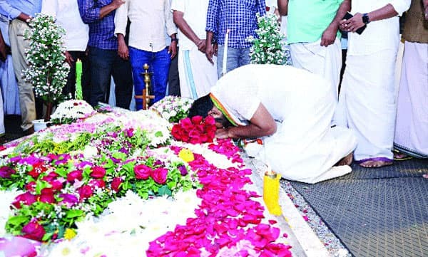 ലീഡ് 37,500 കടന്നു; ഉമ്മന് ചാണ്ടിയുടെ കല്ലറയില് പ്രാര്ത്ഥിച്ച് ചാണ്ടി