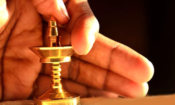 നിലവിളക്ക് കൊളുത്തുമ്പോള്; ശ്രദ്ധിക്കേണ്ട കാര്യങ്ങള്