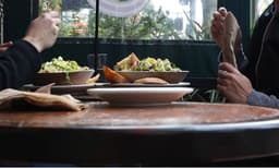 ഡേറ്റിംഗിനിടയില് ഹോട്ടലില് കയറി ഭക്ഷണം കഴിച്ചു: ബില്ലിലെ പകുതി തുക നല്കാന് വിസമ്മതിച്ച് യുവതി: പോലീസില് പരാതിപ്പെട്ട് യുവാവ്