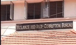 മലപ്പുറത്ത് വില്ലേജ് ഓഫീസർ കൈക്കൂലി വാങ്ങുന്നതിനിടെ അറസ്റ്റിൽ