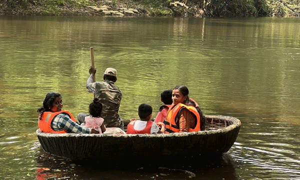 കല്ലാറിലൂടെ കുട്ടവഞ്ചി സവാരി നടത്തി വനഭംഗി ആസ്വദിക്കാന് വിനോദസഞ്ചാരികളുടെ വരവേറി ; കുറഞ്ഞ നിരക്കില് ഓളപ്പരപ്പിലൂടെ മൂന്നു മുതല് ഏഴ് കിലോമീറ്റര് വരെ സഞ്ചരിക്കാം