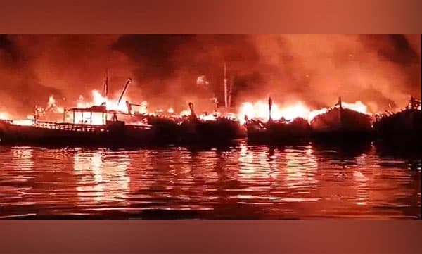 വിശാഖപട്ടണം തുറമുഖത്ത് വന് അഗ്നിബാധ; 40 ഓളം ബോട്ടുകള് കത്തിനശിച്ചു