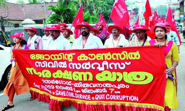 നവകേരളാ സദസ്സില് സര്ക്കാരിന്റെ നേട്ടങ്ങള് വിശദീകരിച്ച് സിപിഐ മന്ത്രിമാര് ; സര്ക്കാരിനെതിരേ ജാഥ നടത്തി സ്വന്തം സര്വീസ് സംഘടന