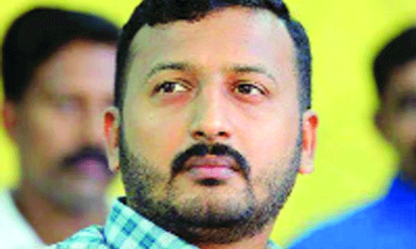 പ്രതികള് സഞ്ചരിച്ചത് രാഹുല് മാങ്കൂട്ടത്തിന്റെ കാറില് ; വ്യാജ തിരിച്ചറിയല് കാര്ഡ് നിര്മ്മിച്ചത് എ ഗ്രൂപ്പ് സ്ഥാനാര്ത്ഥിയെ വിജയിപ്പിക്കാന്