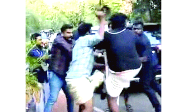നവകേരള സദസ്സിലെ മര്ദനത്തിന് ന്യായീകരണം, ഭീഷണിപ്പെടുത്തി പണപ്പിരിവെന്നും ആക്ഷേപം : കോണ്ഗ്രസ് നിയമനടപടിക്ക്