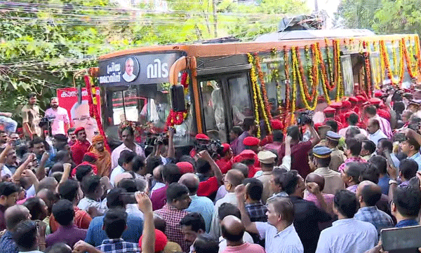 തലസ്ഥാന നഗരിയില് നിന്ന് കാനം ഇനി ജന്മനാട്ടിലേക്ക്; പ്രിയ നേതാവിനെ അവസാനമായി കാണാൻ ആയിരങ്ങൾ വഴിയരികിൽ