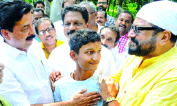 മാത്യൂവിന്റെ സങ്കടം മനസ്സിലാകും, ആറു വര്ഷം മുമ്പ് ചത്തത് സ്വന്തം ഫാമിലെ 22 പശുക്കള് ; സമാന ദുഃഖിതനെ കാണാന് ഓടിയെത്തി നടന് ജയറാം 10 പശുക്കളെ വാങ്ങാനുള്ള പണം നല്കി