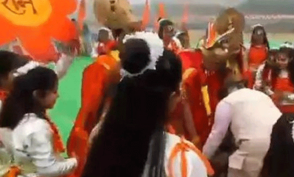 ''ഭഗവാന്റെ അവതരണം കണ്ട് വികാരധീനനായി ഞാന്'';റിപബ്ലിക് ദിനാഘോഷത്തില് ശ്രീരാമന്റെ വേഷം കെട്ടി ബാലന്; കാലില് വീണ് തൊഴുത് ഹരിയാന മുഖ്യമന്ത്രി