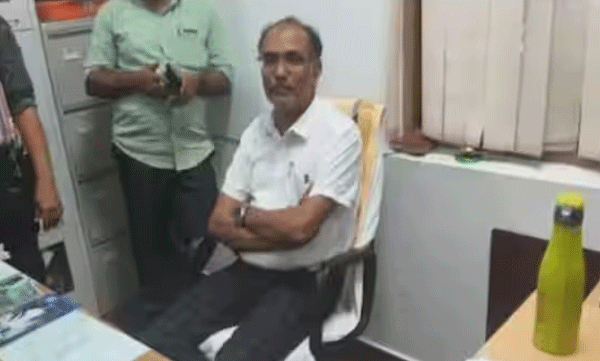 കൈക്കൂലിക്കേസില് അന്വേഷണം നേരിടുന്ന പ്രൊഫസർ റിപ്പബ്ലിക് ദിന പരിപാടിയിൽ