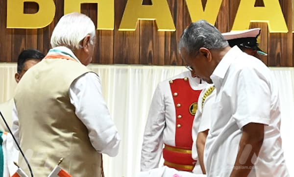ഗവര്ണര്–സര്ക്കാര് പോര് പുതിയ തലത്തിലേക്ക് ? രാജ്ഭവനിലെ ചായസല്ക്കാരം ബഹിഷ്കരിച്ച് മുഖ്യമന്ത്രിയും മന്ത്രിമാരും