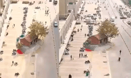 ചുറ്റും ചീറിപ്പായുന്ന വാഹനങ്ങള് ഓടുന്ന റോഡ്, നടുവില് ഒരു വീട്: ആരെയും ഞെട്ടിക്കും ഈ ദൃശ്യങ്ങള്