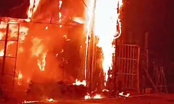 ചാവക്കാട്ട് വന് തീപിടുത്തം : മൂന്ന് കടകള് കത്തിനശിച്ചു, വന് നാശം