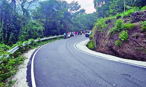 പാറക്കൂട്ടങ്ങള്ക്കിടയിലൂടെ 200 അടിയോളം താഴ്ചയിലേക്ക് മറിഞ്ഞു ; വാഹനത്തില് നിന്നും യാത്രക്കാരെ രക്ഷപ്പെടുത്തിയത് ഏറെ പണിപ്പെട്ട് ; അപകടത്തുരുത്തായി പേമരത്തിലെ ഗ്രോട്ടോവളവ്