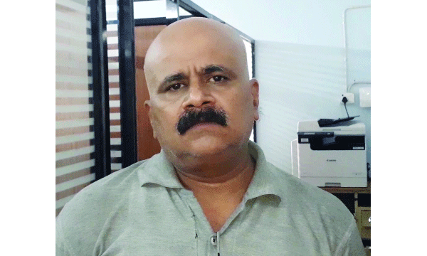 ഭര്ത്താവ് വിദേശത്തായ യുവതിയുടെ നഗ്നവീഡിയോ പകര്ത്തി ഭീഷണിപ്പെടുത്തി ലൈംഗിമായി പീഡിപ്പിച്ചു ; 30 ലക്ഷത്തോളം രൂപ തട്ടിയെടുത്തു, ഒളിവില് പോയ പ്രതി 13 വര്ഷത്തിന് ശേഷം പിടിയില്