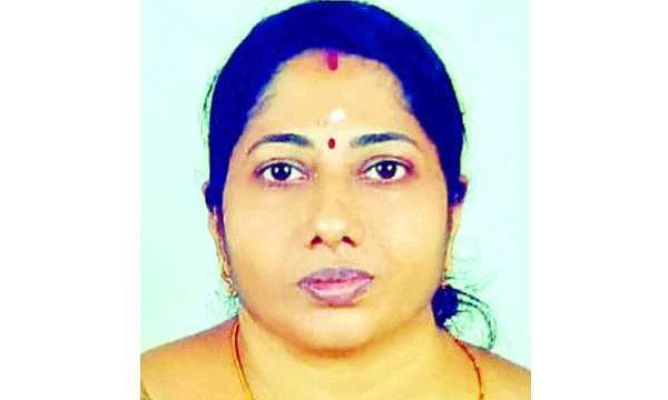 പങ്കാളിക്ക് പിറന്നാള്സമ്മാനം വാങ്ങി തിരികെ പോകുമ്പോള് ഭാര്യ അപകടത്തില് മരിച്ചു ; കണ്ടെയ്നര് ലോറിയുമായി കൂട്ടിയിടിച്ച് അടിയില്പെട്ടു യുവതിക്ക് ദാരുണാന്ത്യം, പരിക്കുപറ്റാതെ ഭര്ത്താവ്