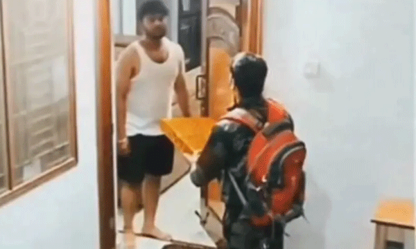 സൈനികന് സ്വന്തം വീട്ടില് തിരിച്ചെത്തി ; വാതില് തുറന്നത് തന്റെ ഭാര്യയ്ക്കൊപ്പമുള്ള മറ്റൊരാള് ; വീഡിയോ വൈറല്
