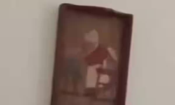 തന്നെത്താനെ നീങ്ങുന്ന പെയിന്റിംഗ്, തനിയെ അടയുകയും തുറക്കപ്പെടുകയും ചെയ്യുന്ന അലമാരകള്: ഇത് പ്രേതമെന്ന് യുവതി