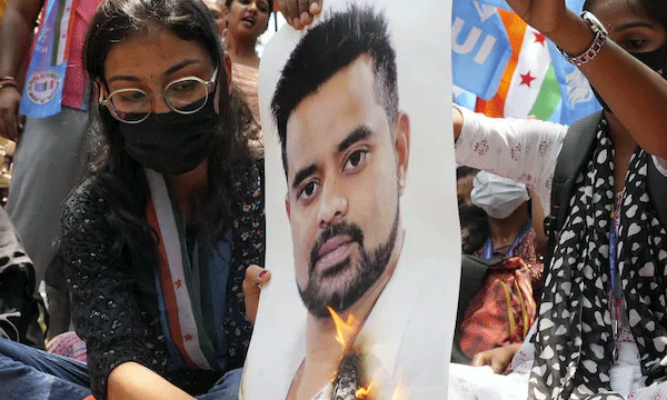 ''കാറില് ബന്ധിച്ച് നിലയില് അമ്മ, പ്രജ്വല് അവരെ ബലാത്സംഗം ചെയ്തു'' ; രേവണ്ണയ്ക്കെതിരേ തട്ടിക്കൊണ്ടുപോകല് കേസും
