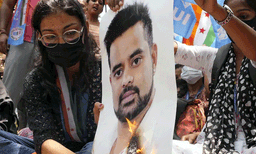 ''കാറില് ബന്ധിച്ച് നിലയില് അമ്മ, പ്രജ്വല് അവരെ ബലാത്സംഗം ചെയ്തു'' ; രേവണ്ണയ്ക്കെതിരേ തട്ടിക്കൊണ്ടുപോകല് കേസും