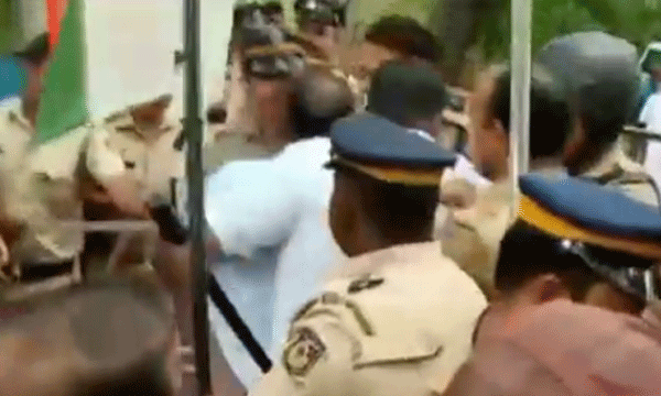 മലിനീകരണ നിയന്ത്രണ ഓഫീസിലേക്ക് മീന് വലിച്ചെറിഞ്ഞു ; മത്സ്യങ്ങള് ചത്തുപൊങ്ങിയ സംഭവത്തില് പ്രതിഷേം