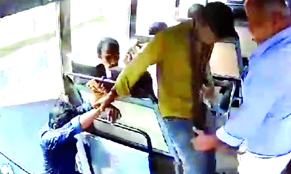 യുവാവിനെ ജീവിതത്തിലേക്ക് പിടിച്ചുകയറ്റി 'ദൈവത്തിന്റെ കൈ' ; ബസില് നിന്നും പിടിവിട്ട് പുറത്തേക്ക് തെറിച്ചു പോയ യുവാവിന്റെ കയ്യില് പിടിച്ചു വലിച്ചുകയറ്റി കണ്ടക്ടറിന്റെ രജനി സ്റ്റൈല്