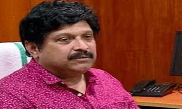 ടൂറിസ്റ്റ് ബസുകളുടെ നിറം മാറ്റും; വെല്ലുവിളിയുമായി ഗതാഗത മന്ത്രിയുടെ പാർട്ടിയുടെ യുവജന വിഭാഗം നേതാവ്