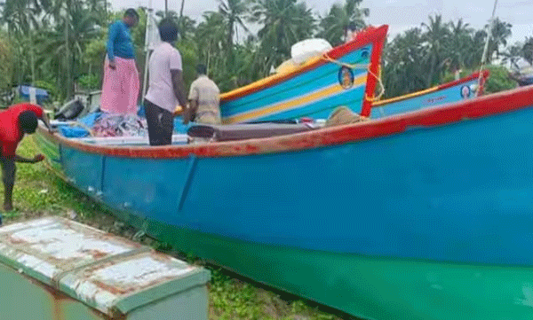 ട്രോളിങ് നിരോധന നിയമങ്ങള് ലംഘിച്ചതും വ്യാജ കളര്കോഡ് അടിച്ചതുമായ തമിഴ്നാട് രജിസ്ട്രേഷന് യാനങ്ങള് പിടിച്ചെടൃത്തു