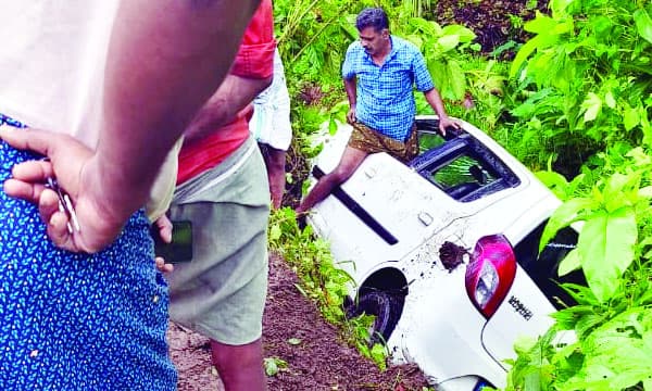 ഡ്യൂട്ടി കഴിഞ്ഞ് സാഹസീകമായ രക്ഷാപ്രവര്ത്തനം ; നിയന്ത്രണം തെറ്റി തോട്ടില് വീണ കാറില് കുടുങ്ങിക്കിടന്നു; യാത്രക്കാര്ക്ക് രക്ഷകരായത് സഹപ്രവര്ത്തകരായ പോലീസ് ഉദ്യോഗസ്ഥര്