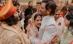 നിങ്ങളുടെ പ്രസന്നമായ പുഞ്ചിരി ഒരിക്കലും മായാതിരിക്കട്ടെ; രാധികയെ ചേര്ത്തുപിടിച്ച് എംഎസ് ധോണി