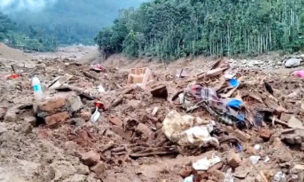 കൂട്ടുകാരി അഹന്യയെ വിളിക്കാനായി കൈവിട്ട് താഴേക്ക് ഓടിയിറങ്ങി ; ഇരച്ചെത്തിയ വെള്ളത്തില് കുടുങ്ങിയ മെഹനയും കാണാമറയത്തായി; കണ്ടെത്തിയത് ഇരു നൂറുമീറ്ററോളം അകലെ വെള്ളക്കെട്ടില്