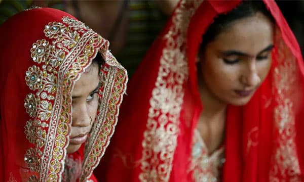 പാകിസ്താനിലെ ദാദുവില് മണ്സൂണ് വിവാഹങ്ങള് വ്യാപകമാകുന്നു ; അതിശക്തമായ മഴയും വെള്ളപ്പൊക്കവും ദുരിതവും മൂലം പെണ്കുട്ടികളെ വിവാഹം കഴിച്ചുവിട്ട് ജീവിക്കാന് വക തേടുന്ന നാട്ടുകാര്
