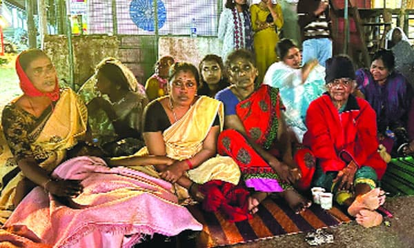 എട്ട് വിധവകള് ഗൃഹനാഥകളായുള്ള പത്തോളം കുടുംബങ്ങളുടെ ദുരിതാശ്വാസ ക്യാമ്പ് പിരിച്ചുവിട്ടു ; പോകാന് ഇടമില്ലാതെ തലചായ്ക്കാന് മാര്ഗ്ഗമില്ലാതെ ഗാന്ധിപ്രതിമയ്ക്ക് മുന്പില് പ്രതിഷേധം