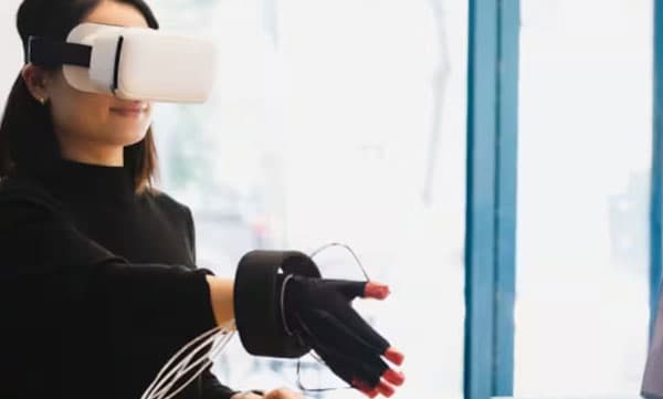 മൈലുകള്പ്പുറം ഇരുന്ന് കാഴ്ചയും കേള്വിയും മാത്രമല്ല ഇനി സ്പര്ശനവും സാധ്യം: പുതിയ സാങ്കേതിക വിദ്യയുമായി ഗവേഷകര്