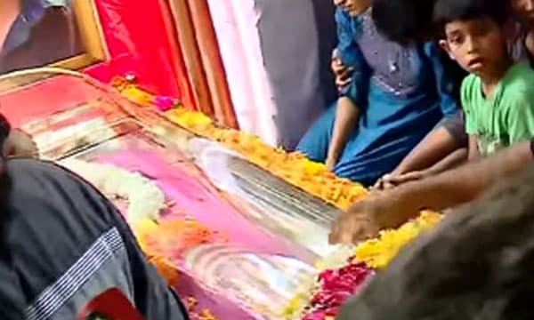 അര്ജുന് നാട്ടുകാര്ക്ക് ഒന്നാകെ പ്രിയപ്പെട്ടവന് ; കണ്ണാടിക്കല് ജനസാഗരമായി, അവസാനമായി കാണാന് ആയിരങ്ങള്