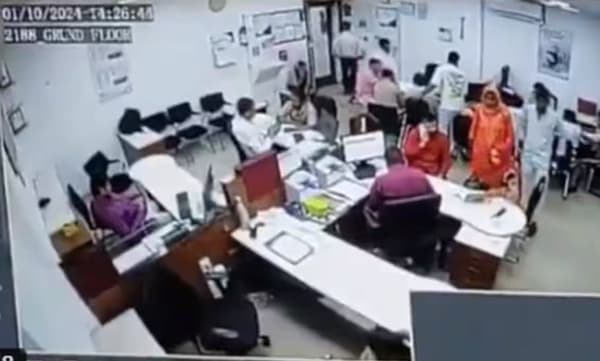 നടുക്കുന്ന ദൃശ്യങ്ങള്: തോക്കും ആത്മഹത്യാക്കുറിപ്പുമായി ബാങ്കിലെത്തി, മാനേജരെ ഭീഷിപ്പെടുത്തി 40 ലക്ഷം കവര്ന്ന് യുവാവ്