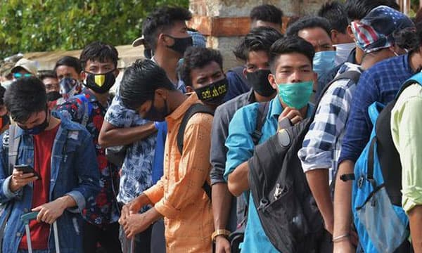 അന്യ സംസ്ഥാന തൊഴിലാളികളെ പുല്ലു ചെത്താന് പണിക്ക് വിളിച്ച് അവരുടെ ബാഗിലെ മൊബൈലും പണവും അടിച്ചുമാറ്റി ; 4000 രൂപയുള്ള പഴ്സുകളും 10000 രൂപയുടെ ഫോണുകളും പോയി