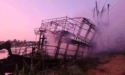 ആലപ്പുഴയില് ഹൗസ് ബോട്ടിന് തീപിടിച്ചു; ബോട്ട് പൂർണമായി കത്തിനശിച്ചു , കരയോട് ചേർന്ന് കെട്ടിയിട്ടിരുന്നതിനാൽ ഒഴിവായത് വൻ ദുരന്തം