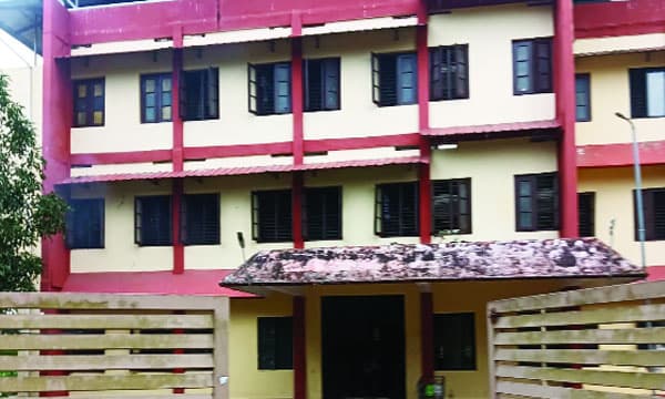 ദിവസങ്ങളുടെ ബന്ധം മാത്രമായിരുന്നെങ്കിലും അത് ഏറെ ആഴമേറിയതായിരുന്നു ; കളിയും ചിരിയും നിറഞ്ഞുനിന്നിരുന്ന ഹോസ്റ്റല് മുറികളില് രണ്ടുദിവസമായി തേങ്ങലും വിതുമ്പലും
