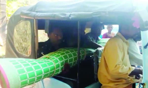 ആദിവാസി സ്ത്രീയുടെ മൃതദേഹം ഓട്ടോയില് കൊണ്ടുപോയ സംഭവം ; ട്രൈബല് പ്രമോട്ടറെ പിരിച്ചുവിട്ടു